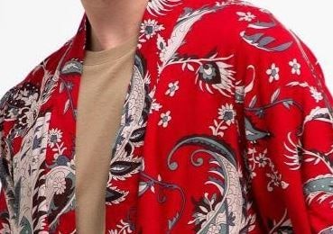 Full motif atau sebagian, tampilan rapi dan menonjolkan identitas