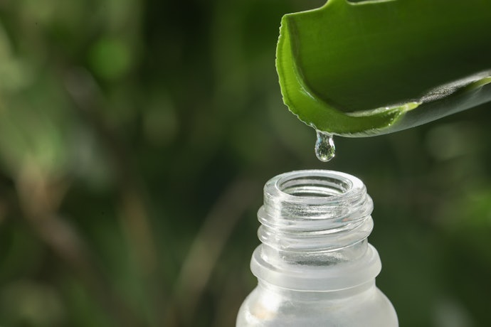 Jika kulit sensitif disertai iritasi, pastikan deodoran dilengkapi soothing agent seperti Aloe vera dan juga pelembap
