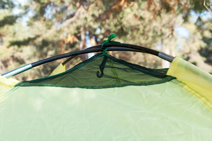 Space dalam tenda termanfaatkan dengan lebih baik jika ada hook lamp dan kantong dalam