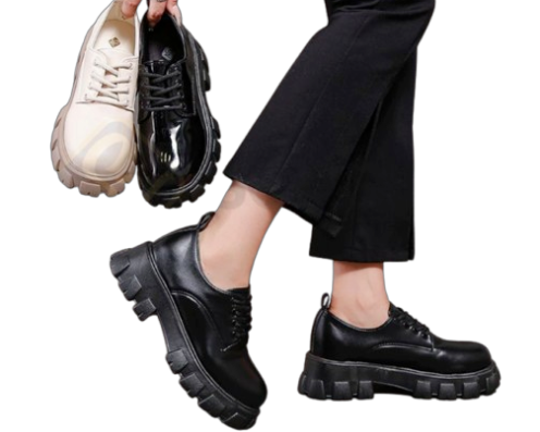 Jika ingin tampil bold, pilih sepatu kuli model boots dari SOVELLA