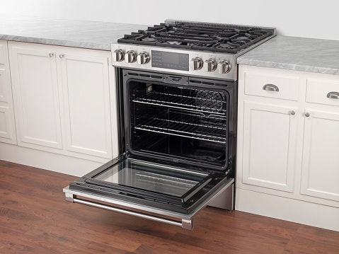 Kegiatan baking akan lebih praktis jika kompor sudah dilengkapi non-stick tray, fitur api atas dan bawah, serta timer dan lampu