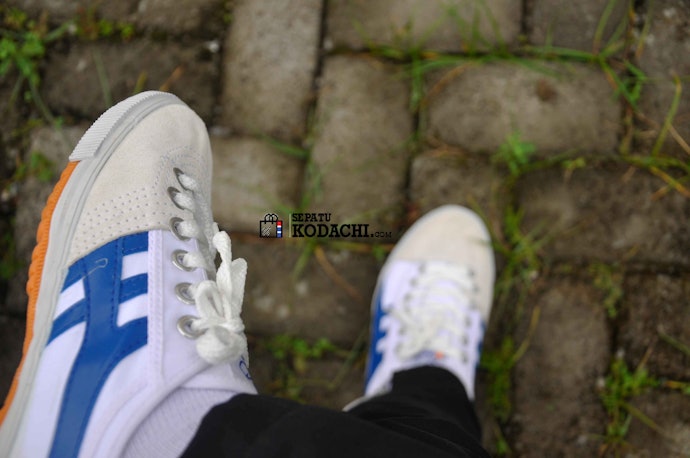 Untuk berolahraga, sepatu yang memiliki detail antiselip lebih diutamakan