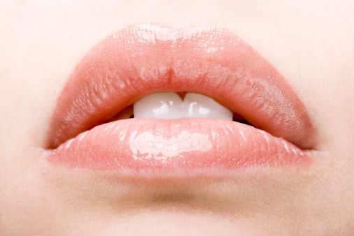 Lipstik glossy, untuk kesan bibir lebih bervolume
