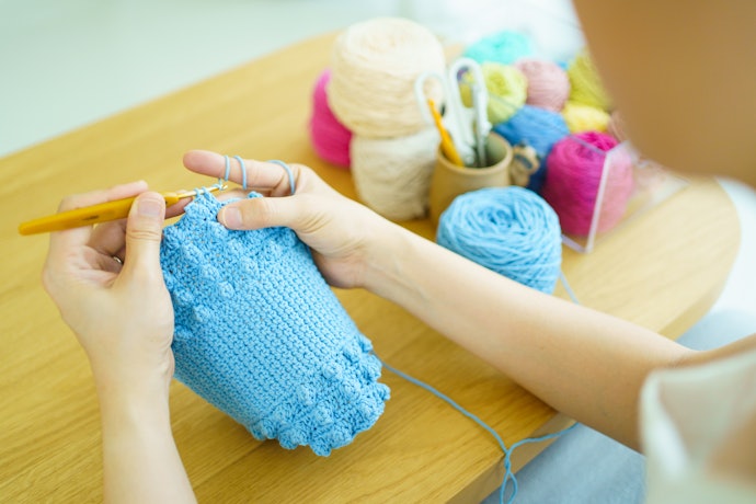 Benang rajut medium hingga berat (dk, worsted, dan bulky): Cocok untuk pemula