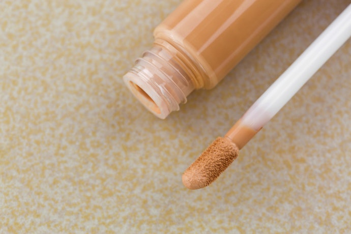 Liquid concealer: Lebih ringan dan mudah dibaurkan