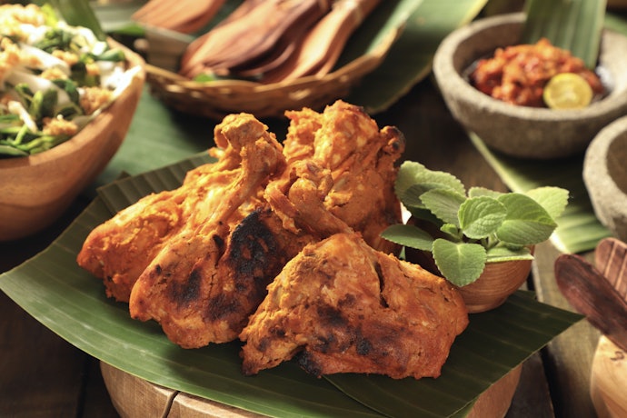 Ayam bakar Padang: Tekstur bumbu lebih kering dan rasanya gurih