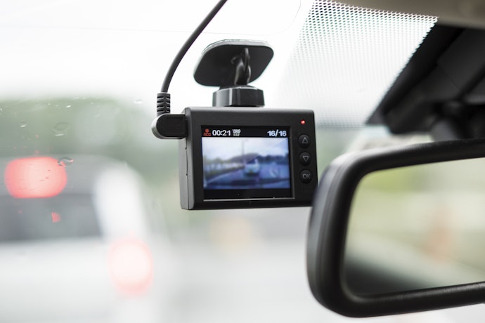 GPS dan ADAS, untuk mencatat posisi dan memberikan peringatan dalam situasi bahaya