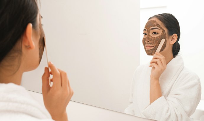 Utamakan juga clay mask yang lebih sedikit komposisinya apabila kulit sensitif