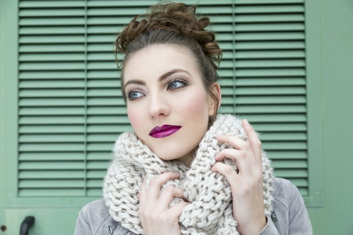Kulit terang: Lipstik ungu bernuansa lavender atau lilac