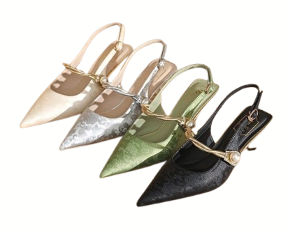J&Y: Material bermotif dengan aksen tali emas dan mutiara di bagian atas sepatu memberi kesan mewah