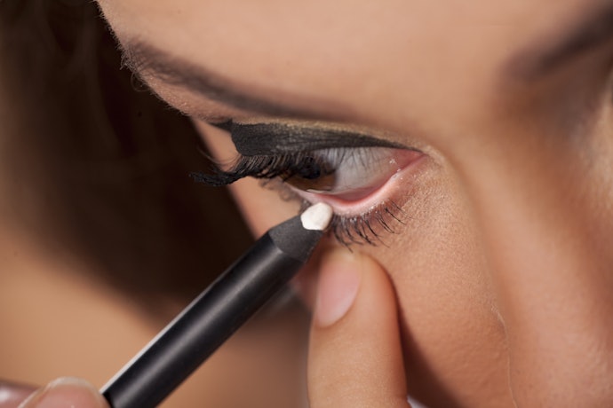 Pencil eyeliner: Lebih mudah digunakan, bahkan untuk pemula