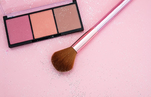 Untuk makeup natural, isi eyeshadow dan blush on sudah mencukupi