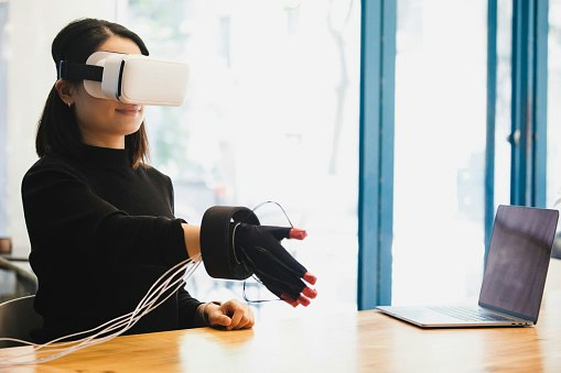 Science-fiction, menggabungkan psikologi dan teknologi futuristik