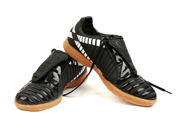 Indoor: Sepatu dengan sol karet lebih direkomendasikan