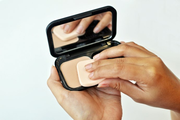 Powder, teksturnya ringan dan pas untuk kulit berminyak