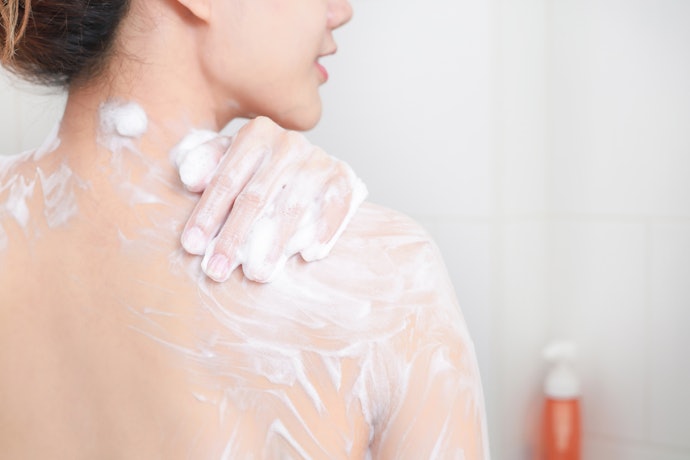 Niacinamide dan licorice extract: Berperan sebagai antioksidan dan menghambat enzym penyebab kulit kusam