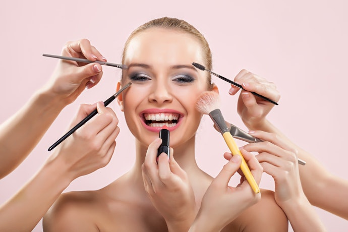 Decorative makeup: Memberikan warna agar hasil makeup lebih sempurna