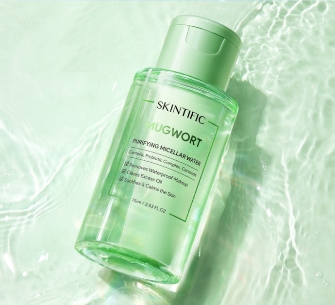 Micellar water untuk kulit kering dan bruntusan: Mengandung AHA dan tambahan pelembap