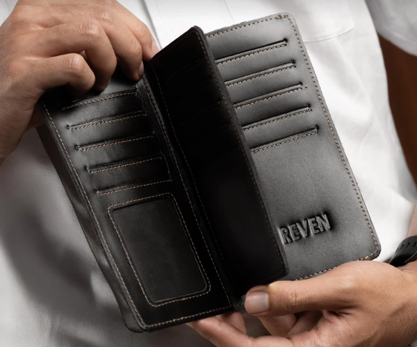 Reven Leather: Banyak slot penyimpanan kartu yang praktis dibawa bepergian