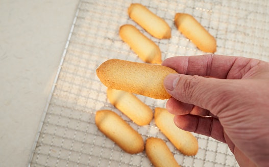 Lidah kucing: Kue kering pipih dengan tekstur renyah