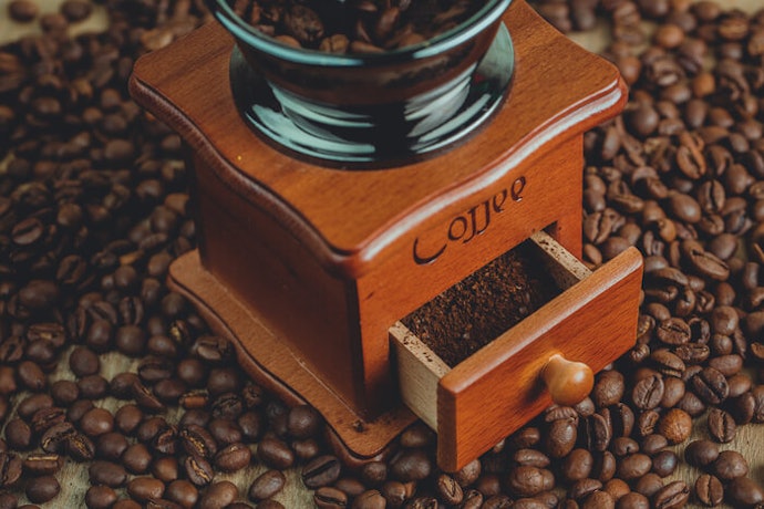 Grinder manual, untuk Anda yang menginginkan sensasi menggiling kopi