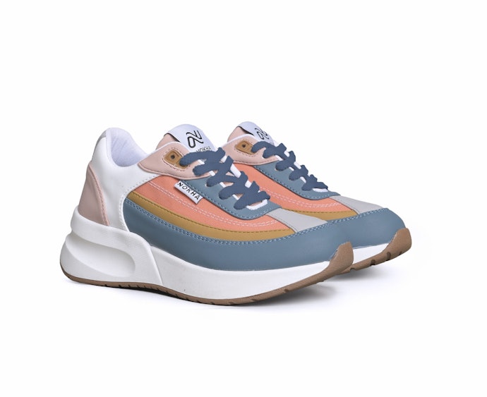 Sneakers, cocok digunakan untuk aktivitas sehari-hari sampai travelling
