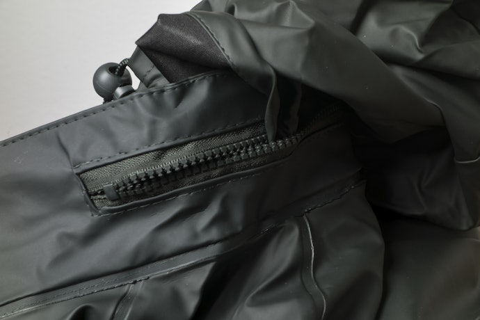 Stopper strap: Memudahkan Anda untuk mengencangkan dan mengendurkan jaket