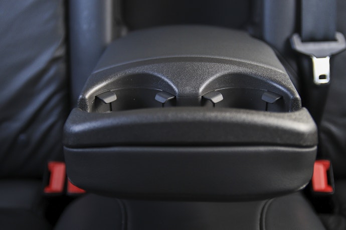 Di belakang headrest, kapasitasnya lebih besar