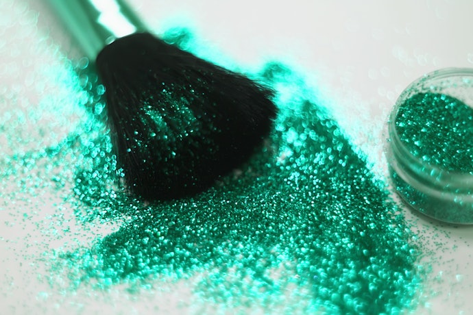 Powder glitter makeup, untuk Anda yang senang berkreasi