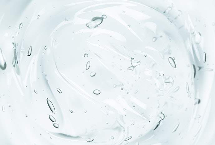 Kulit sensitif-berminyak: Pilih night cream dengan tekstur water-based atau gel