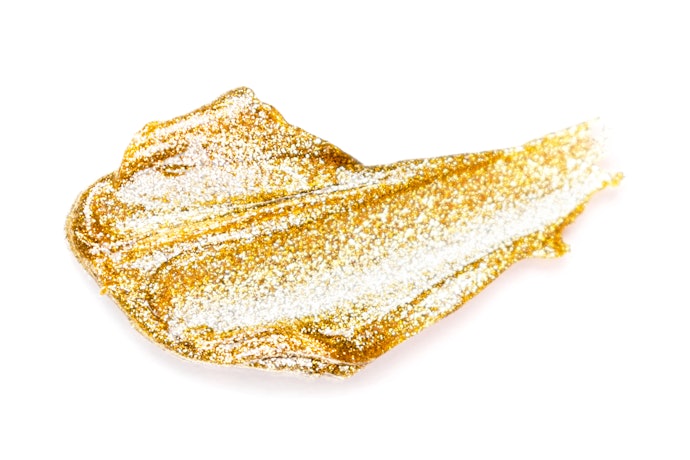 Glittery eyeshadow, membuat riasan tampak glamor
