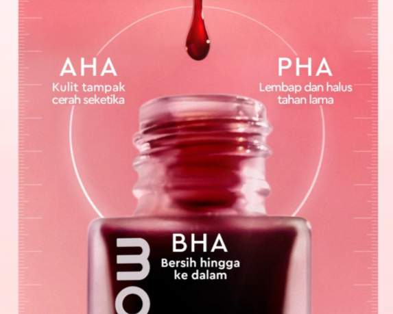 Untuk perawatan mingguan, gunakan juga serum dengan bahan exfoliating agent seperti AHA dan BHA
