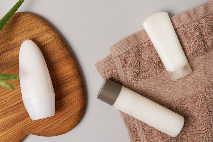 Kulit sensitif disertai gatal, eczema, dan rosacea: Pilih deodoran yang juga ada tambahan pelembap dan soothing agent
