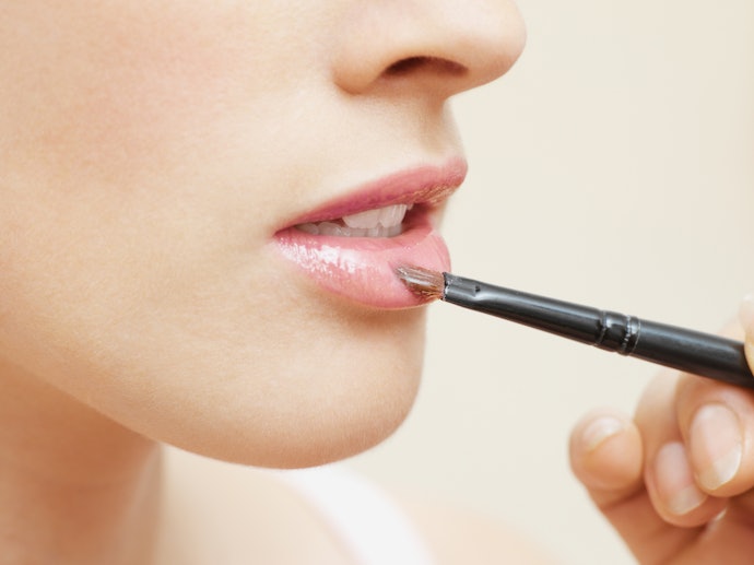Glossy, menghasilkan tampilan bibir yang segar