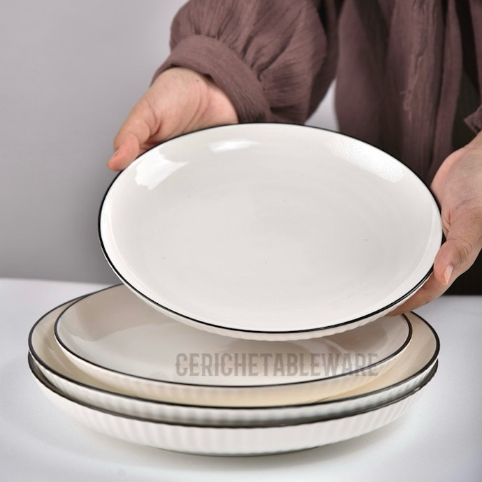 Piring berukuran 20–30 cm: Umum untuk menyajikan makanan utama