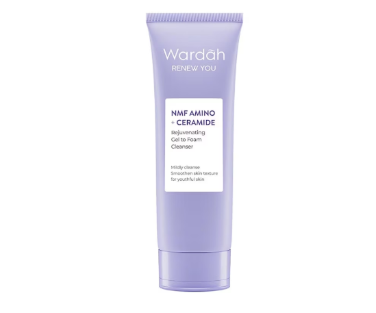 Utamakan facial wash yang mengandung kombinasi pelembap humektan serta emolien