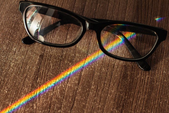 Photochromic lenses: Dapat menyesuaikan dengan intensitas cahaya