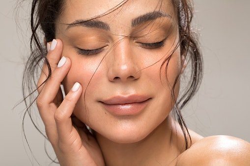 Tampilan dengan style kasual, memberi kesan kulit sehat dan fresh