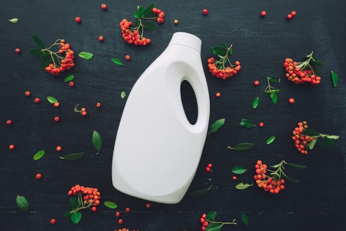 Liquid bleach: Lebih efektif menghilangkan warna noda sampai ke dalam serat kain