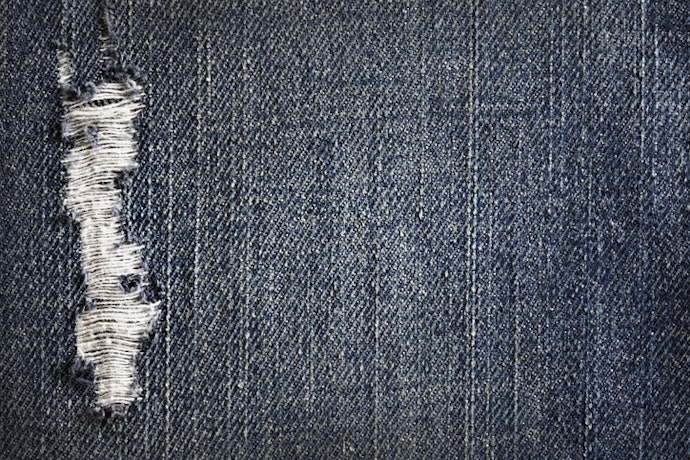 Ripped jeans dengan scrapes, cocok dipadupadankan dengan busana tertutup