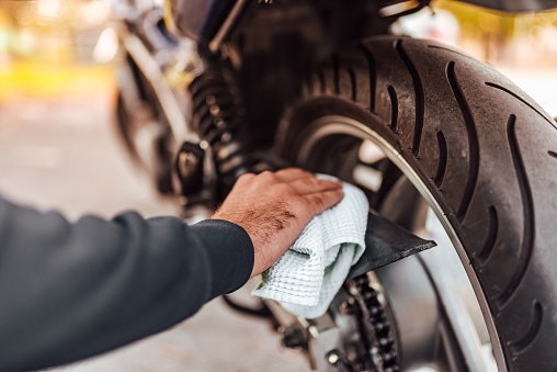 Motor bebek: Gunakan rantai nomor di bawah 428 dan pelumas rantai biasa
