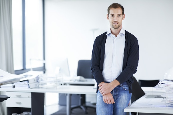 Untuk kesan formal, cardigan rajut model V-neck dapat dipilih