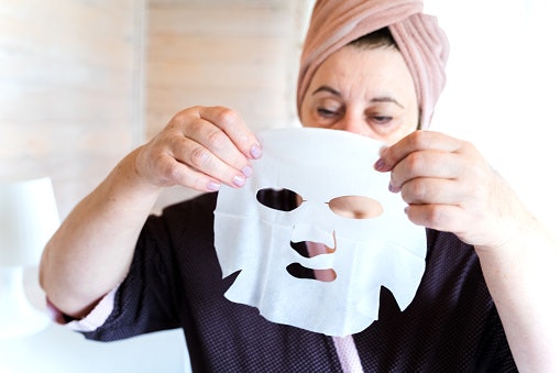 Masker wajah, perawatan ekstra untuk melembapkan kulit Anda