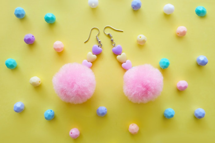 Anting pom-pom tusuk, bisa dipakai oleh para hijaber