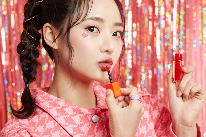 Namun, bila Anda ingin memakai lip tint untuk acara penting, seperti pesta; Gunakan produk dengan finishing glossy
