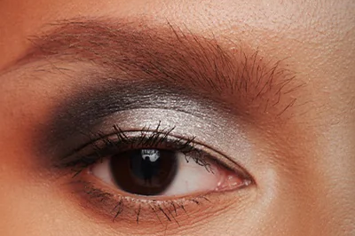 Glitter, cocok untuk tampilan makeup yang lebih bold