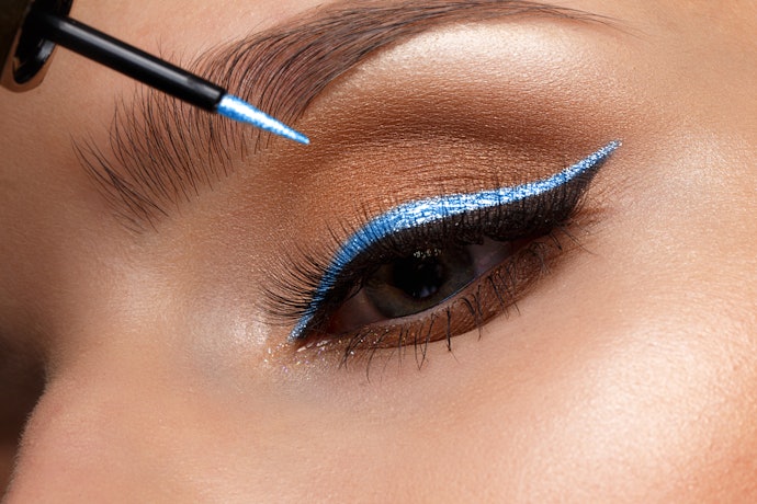 Liquid eyeliner: Cocok dalam membentuk winged-eye atau cat-eye