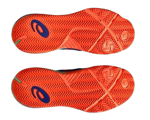 Herringbone (pola zig-zag) seperti pada merek ASICS: Cocok untuk lapangan rumput sintetis dengan pasir silika