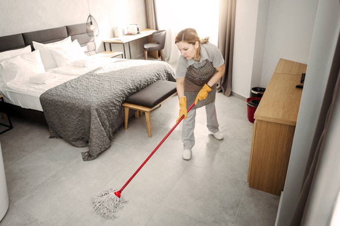 Untuk kamar tidur dan ruang tamu, pilih disinfektan beraroma segar