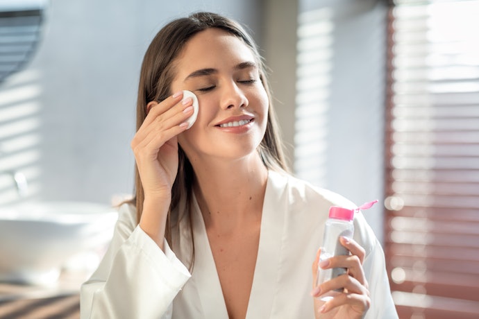 Hydrating toner: Cocok untuk mengangkat minyak sekaligus melembapkan kulit